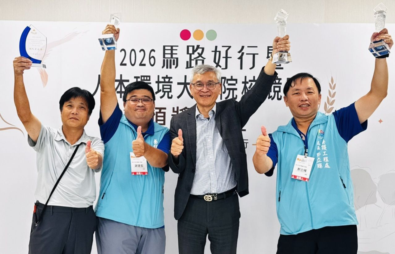 新北市政府在「2026馬路好行評選」共獲得14座獎項,工務局副局長林炳勲(左三)與養工處長鄭立輝(左四)、新工處副處長何文吉(左一)等人開心合影,市府將持續努力完善友善人本環境。