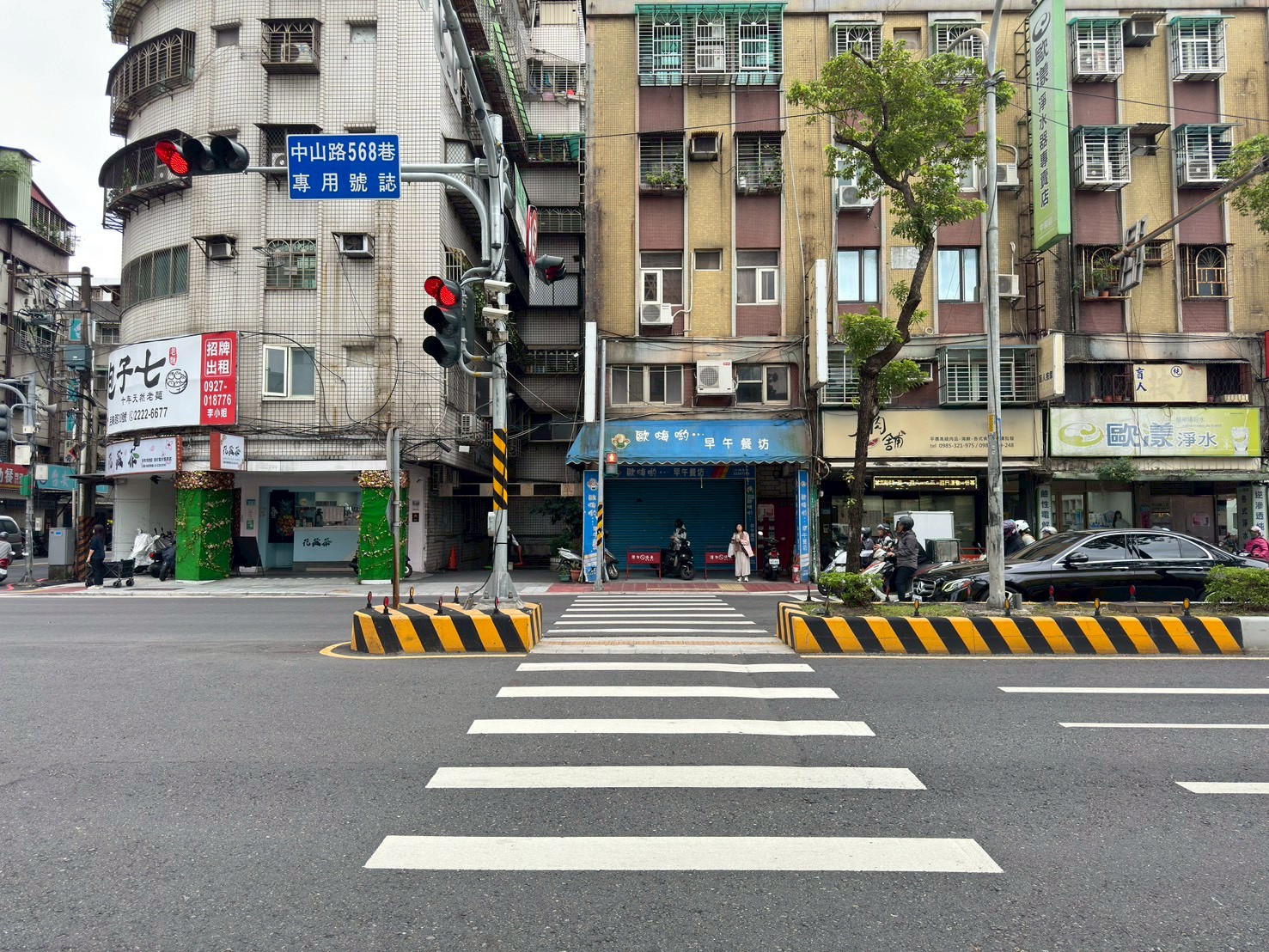 「2026馬路好行評選」結果揭曉,中和區中山路二段至三段增設庇護島保護行人、行穿線適當退縮等改善工程,獲得優良。