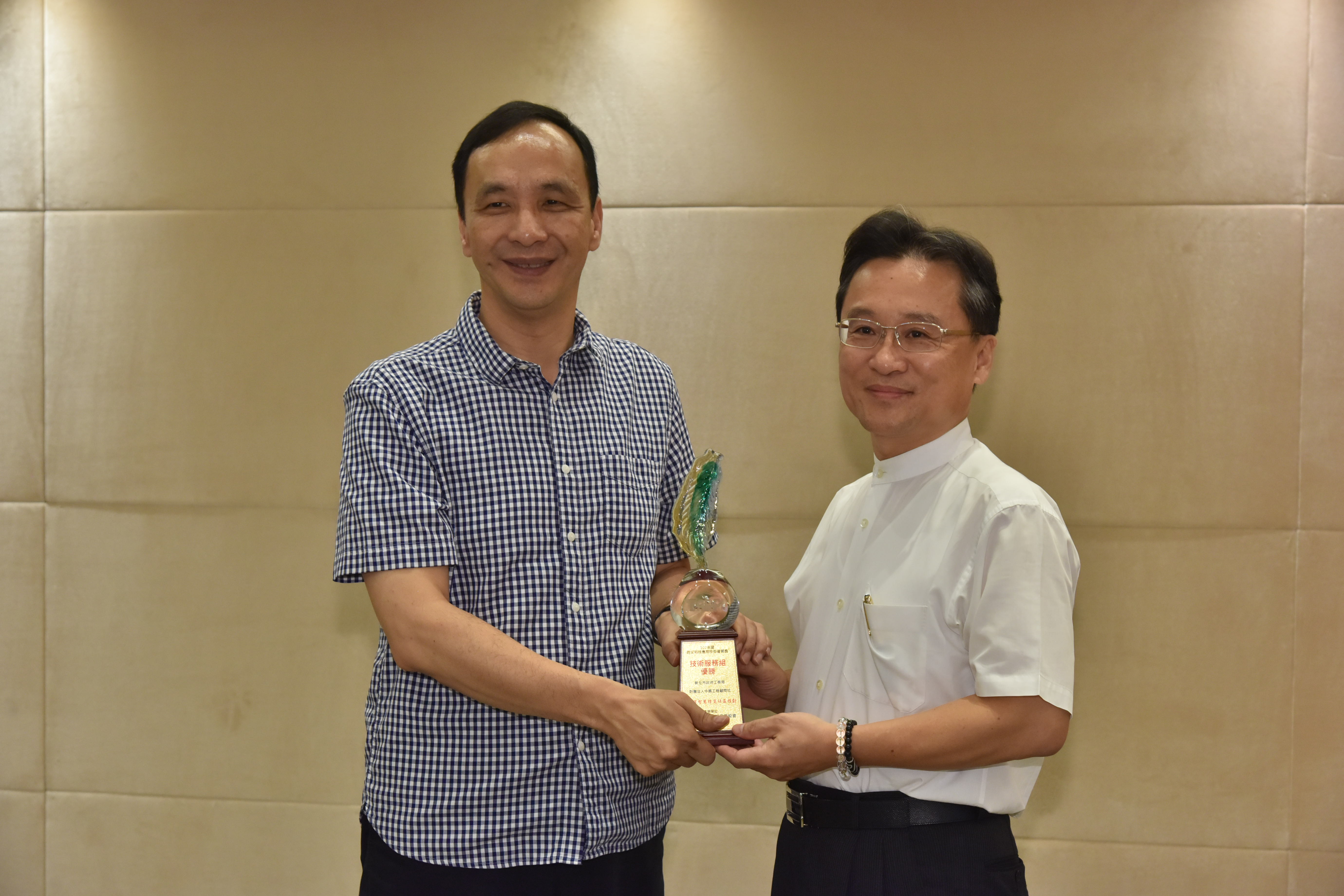 工務局副局長郭俊傑(右)代表工務局將防災科技應用優質獎的獎盃獻給朱立倫市長