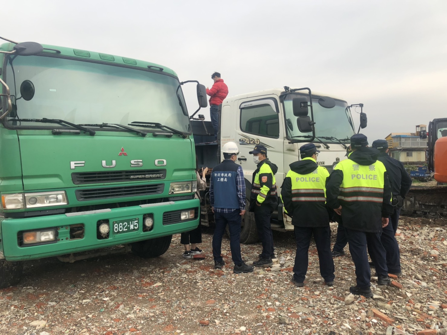 兩輛樽鴻土資場業者違法置放的營建廢棄物卡車，被環保局當場查扣