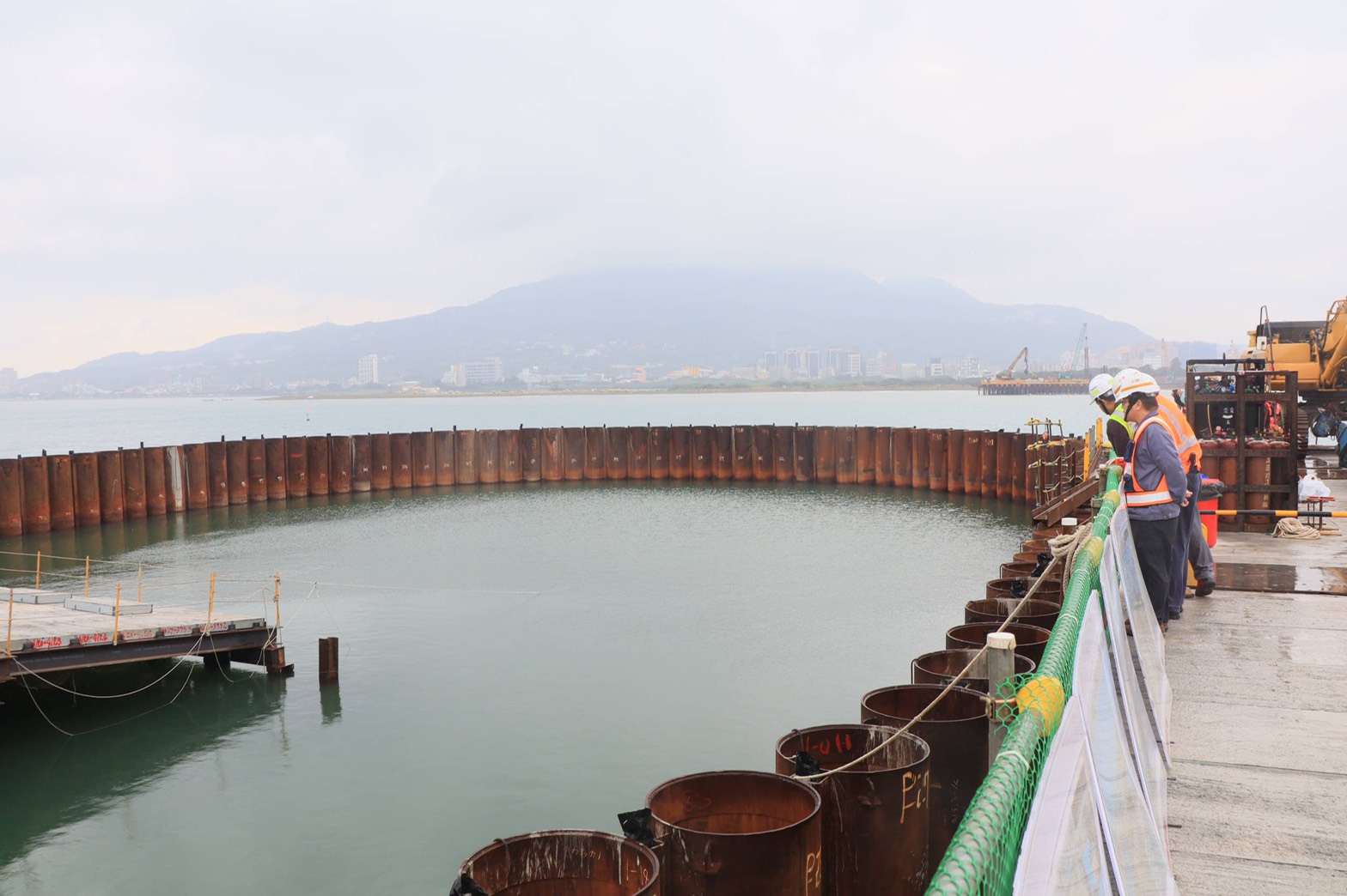 圖為施工中的淡江大橋工程。