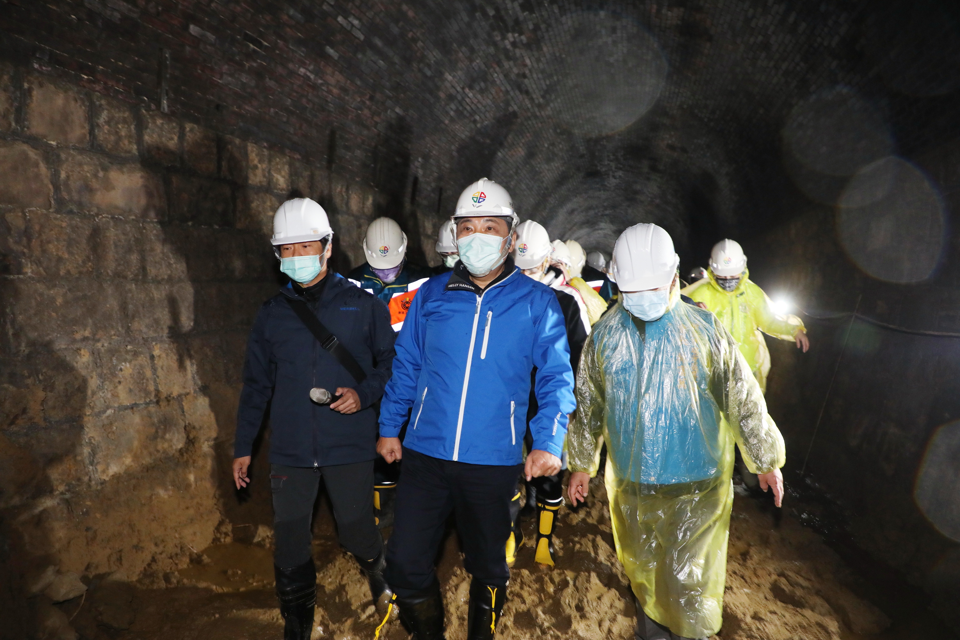 侯友宜市長視察瑞芳區三貂嶺自行車道工程，實地穿越三瓜子隧道。