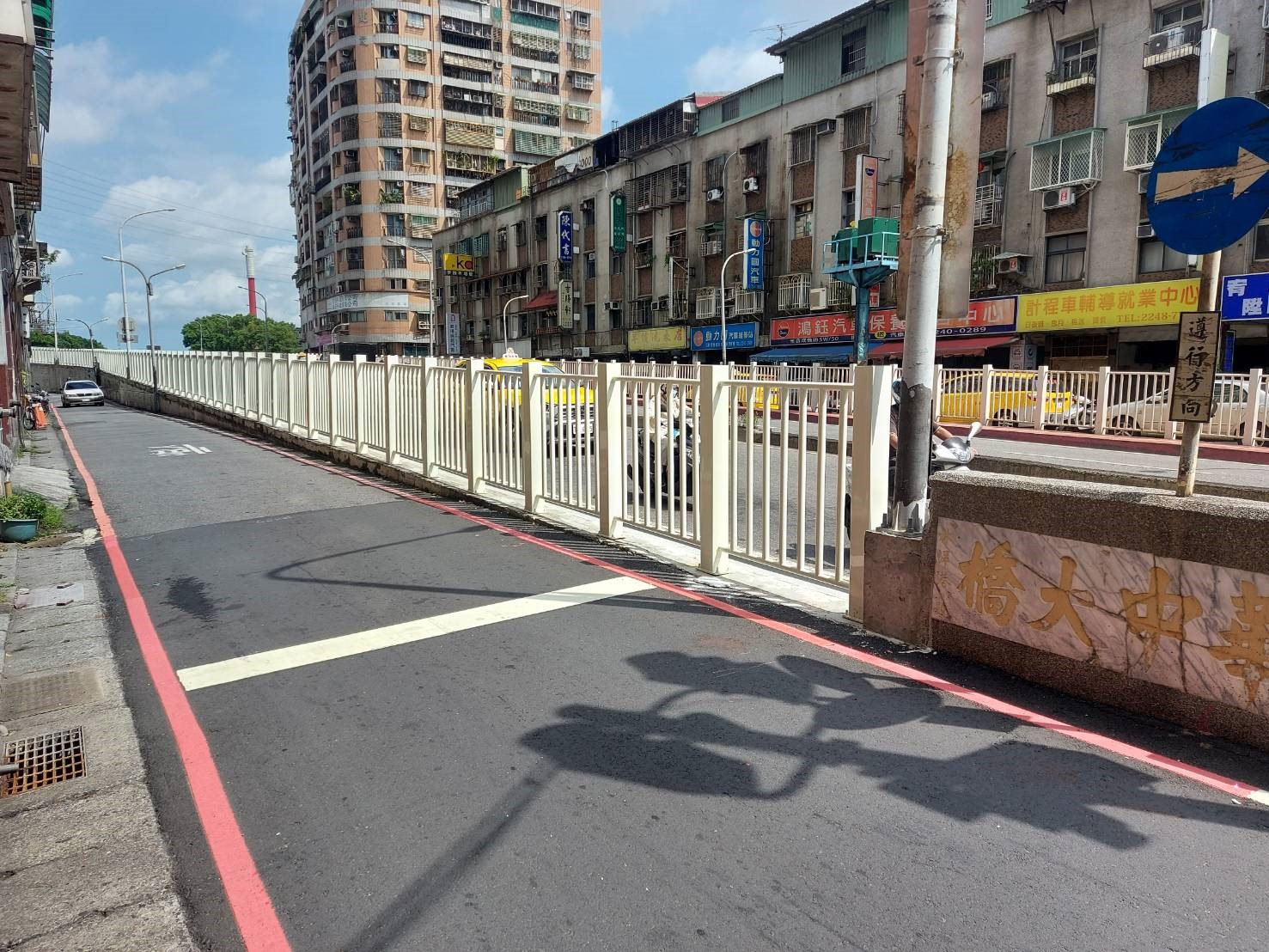 華中橋護欄加裝金屬護欄取代原先的混凝土護欄，較不易造成褪色或變質