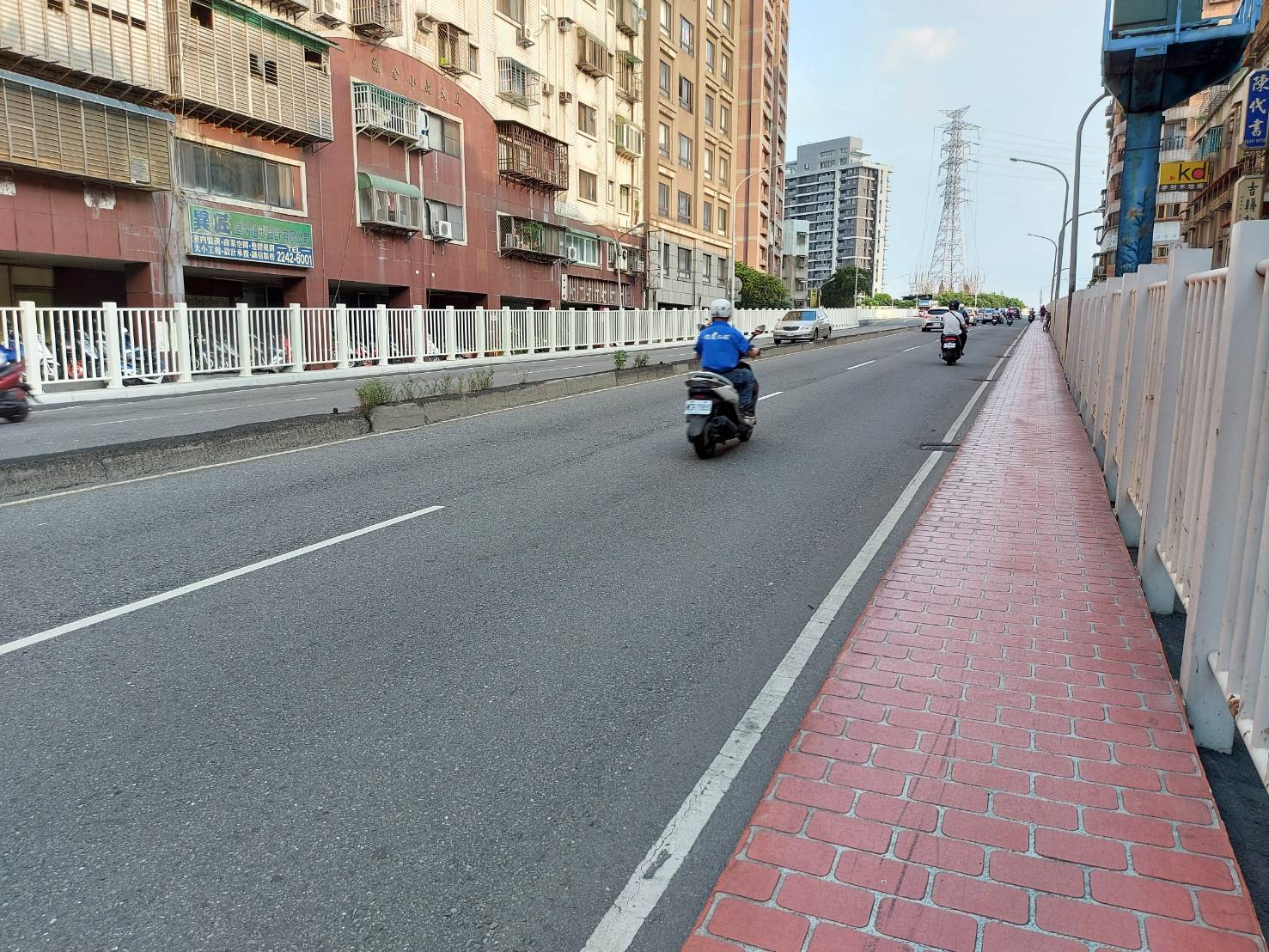 華中橋人行道改善部分將淨寬增加到100至200公分，改善行人通行空間不足的情形