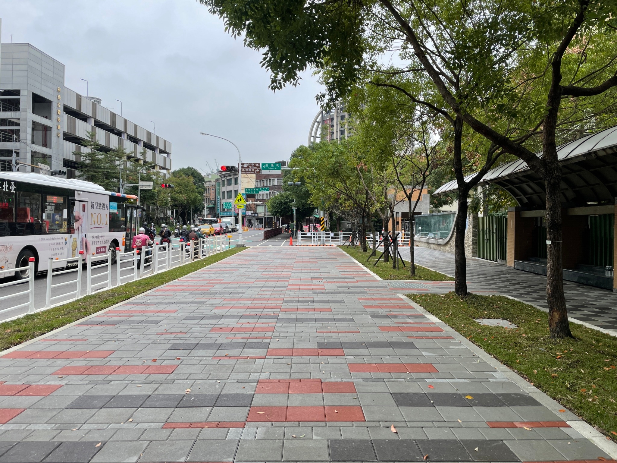 文化路人行道改善後，人行道磚面採用漸變比例的灰色及紅色，以跳色方式做鋪排，達到銜接古城及現代都市的效果。
