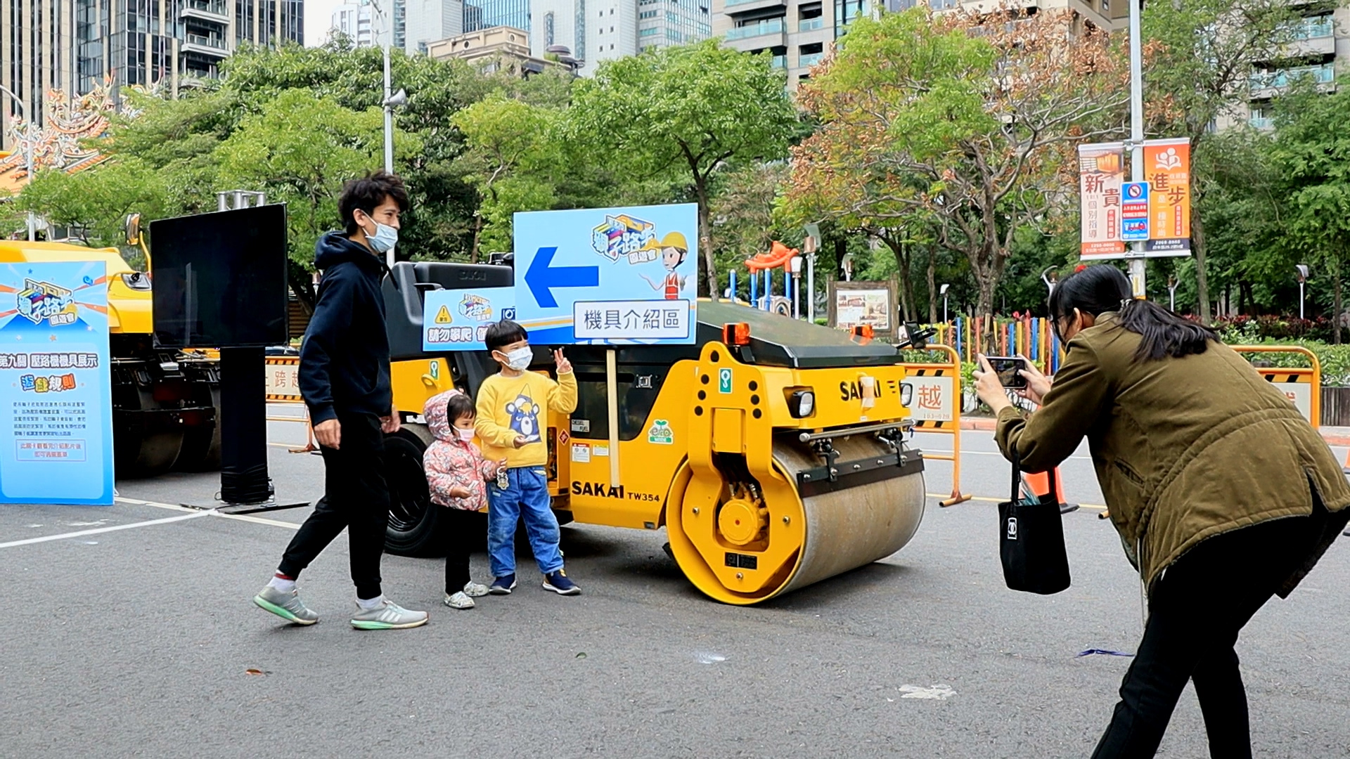 路平園遊會中特別展示鋪路時才會出動的大型施工機具車，提供大小朋友們近距離接觸及合影。
