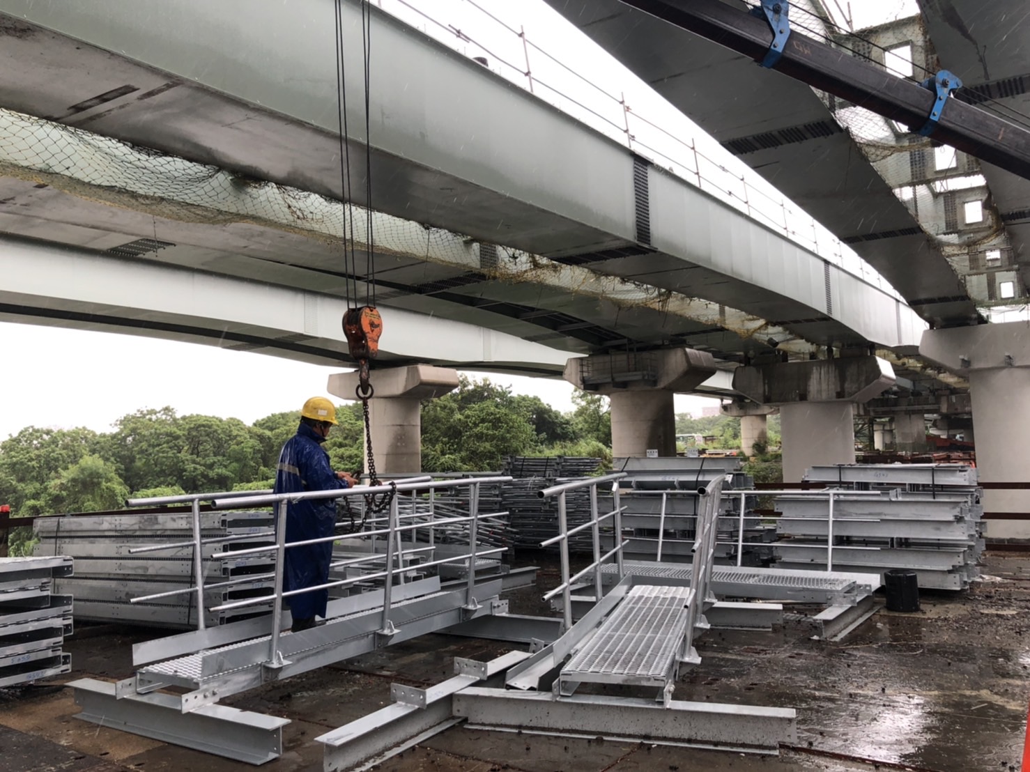 軒嵐諾颱風來襲，三鶯大橋工程施工團隊正加緊趕工將施工構台上設施物移開，以免遭受強風雨襲。