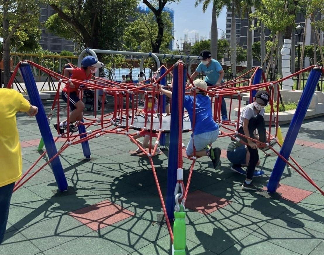 神農百草公園今天揭牌啟用，一旁的興榖國小小朋友已經迫不及待體驗公園內設置的遊戲場