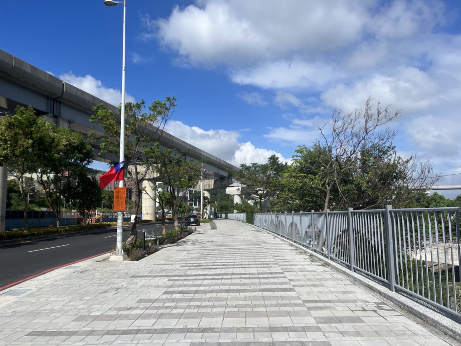 館前路藝術大道改善後,使民眾有平整舒暢的人行徒步空間,增加鶯歌火車站及捷運三鶯線連通性,引入藝術元素,塑造帶狀的戶外藝廊空間,使民眾可悠遊於藝術大道觀賞景觀與建築之美