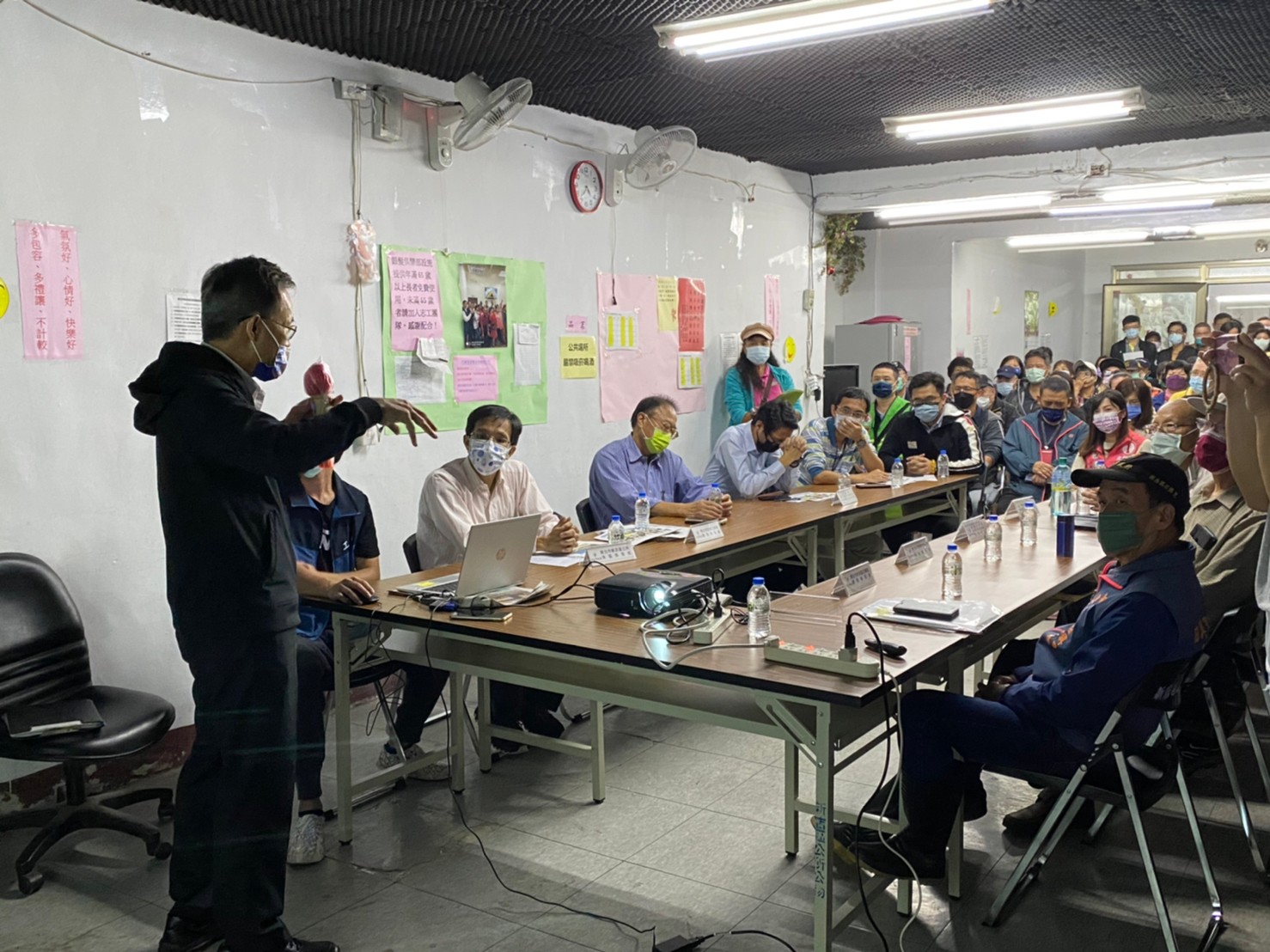 工務局長詹榮鋒(左)主持新店碧瑤、錦秀兩山莊擋土牆開裂、側溝溝底掏空等搶災說明會,吸引兩社區住戶關心