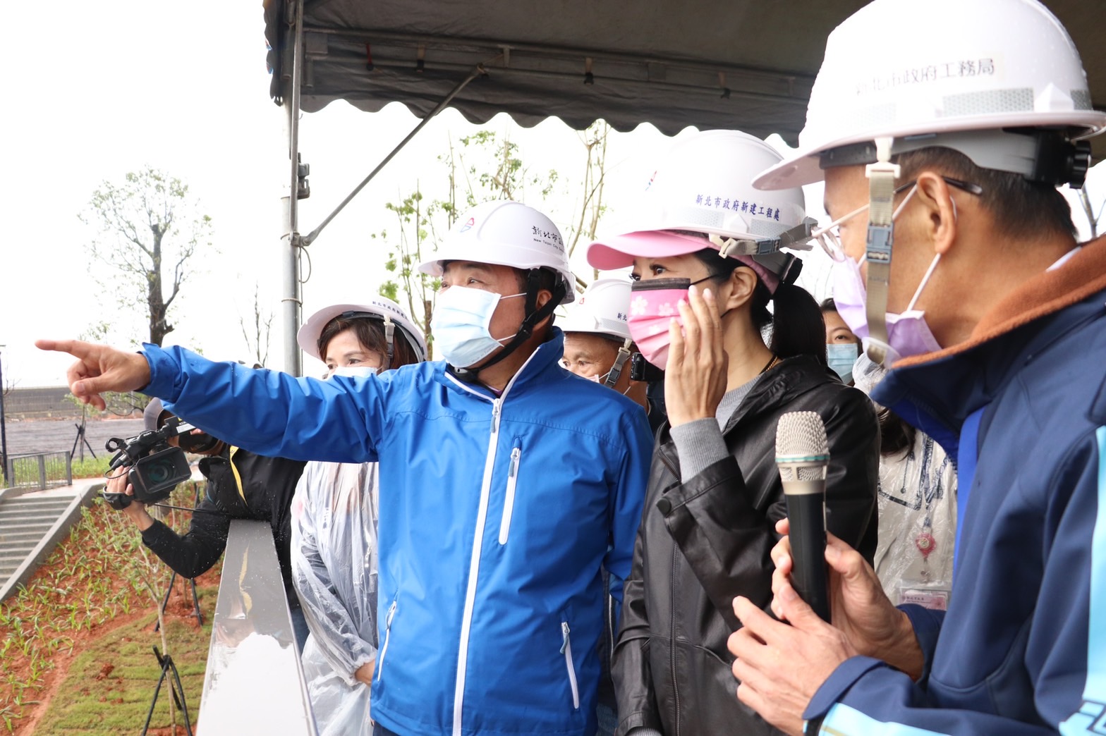 工務局長詹榮鋒（右）向新北市長侯友宜介紹，林口工一工業區中的核心地標公園工程。