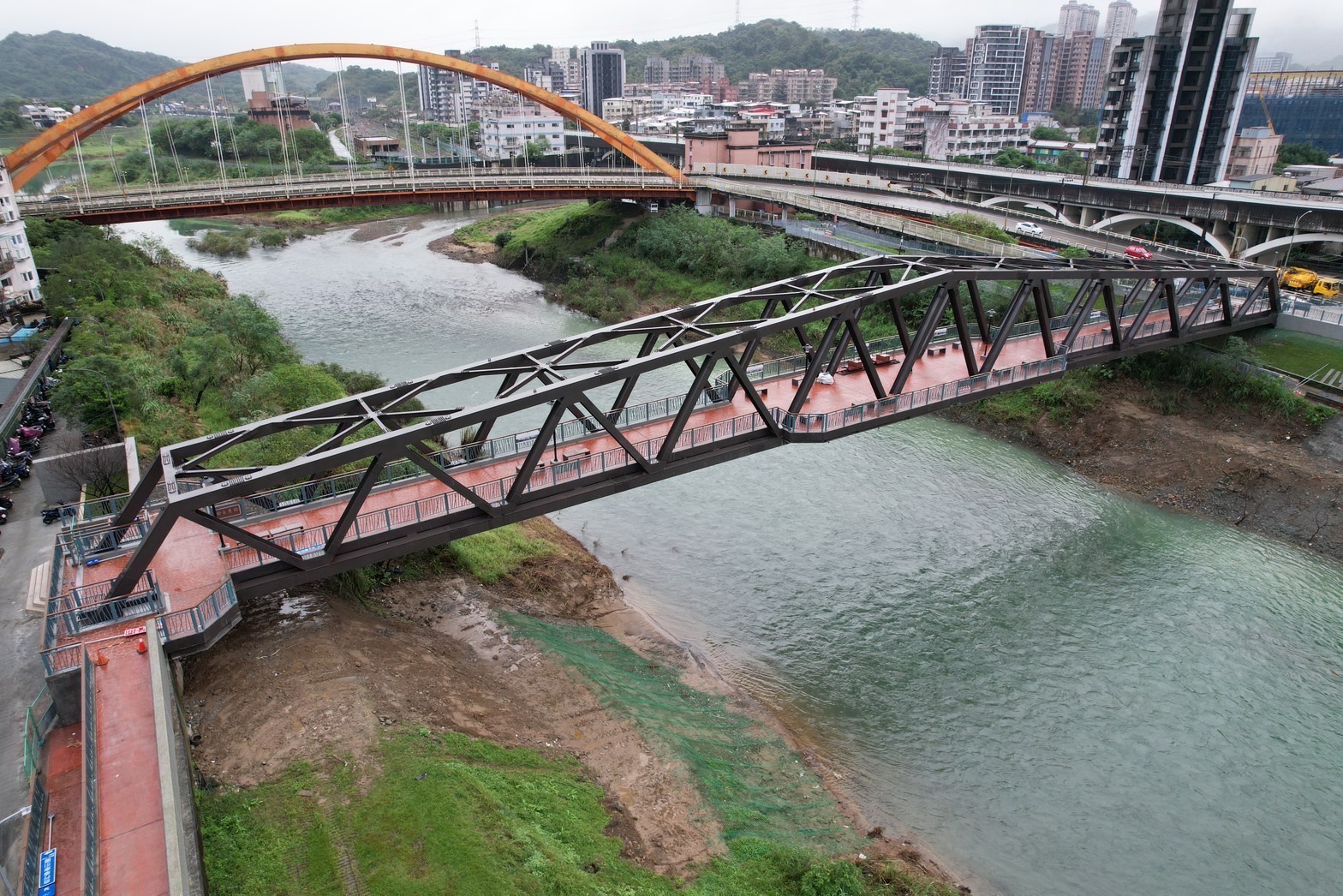 鄉長厝橋不僅符合防洪需求，也改善汐止鄉長里地區之對外交通聯繫，此圖為橋樑空拍圖。