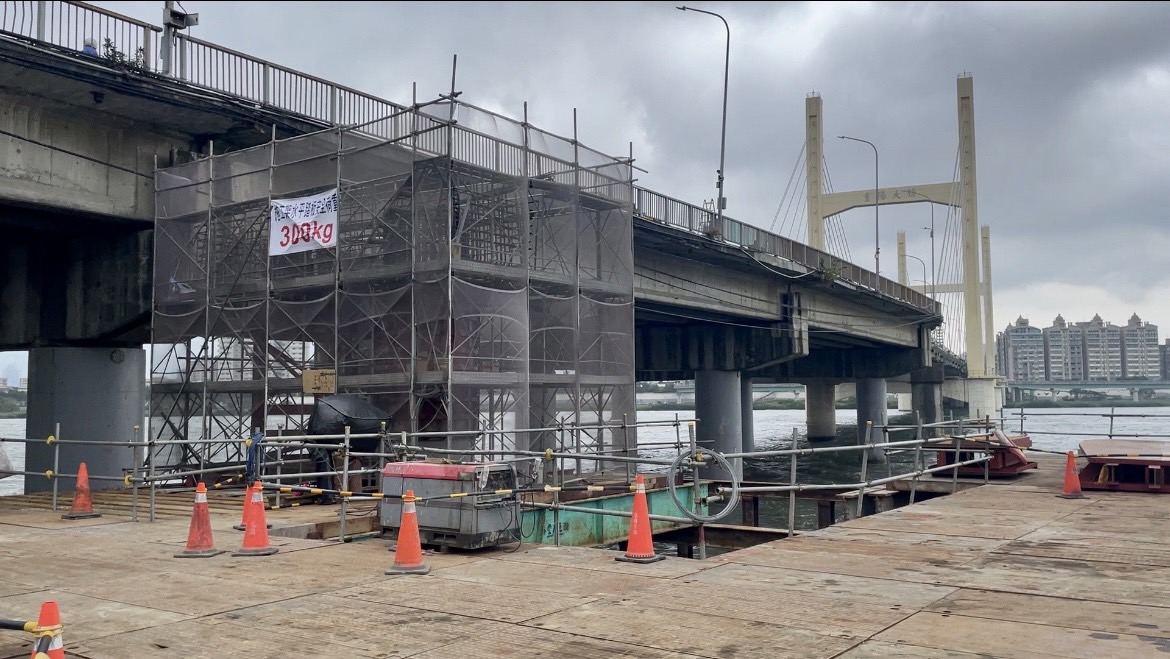 重陽橋機車引道工程銜接重陽橋主橋，目前正在施作機車引道基座中。