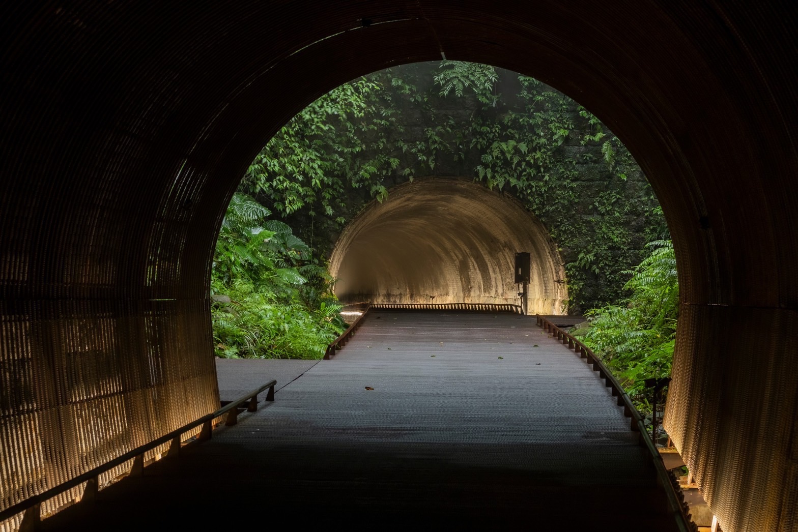 三貂嶺生態友善隧道是全國首座採鋼筋作為自行車道兼供步道使用，更是由煤礦運輸產業沒落的廢棄隧道，充分利用地理環境，透過創新方法將工業遺址轉變為多功能的公共空間，保存並展現自然生態及歲月痕跡，是座生態兼具人文歷史的隧道