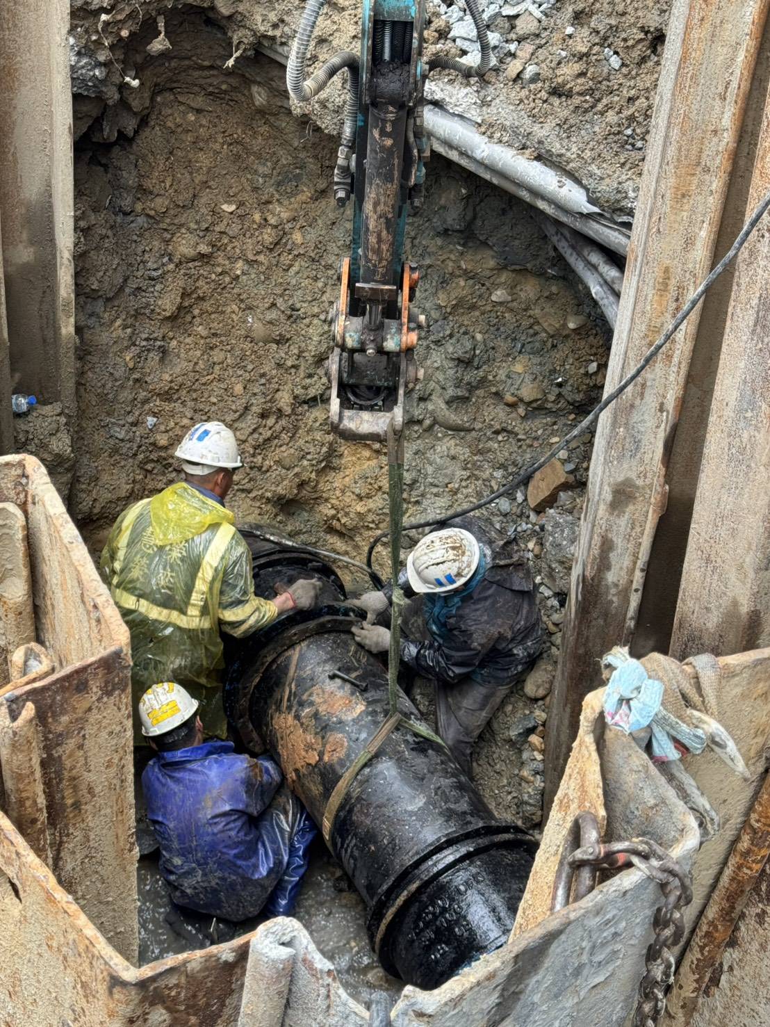 市府與自來水公司全力搶修,今日切除破損斷管並完成更換新管作業,提前於中午完成修復並恢復正常供水。