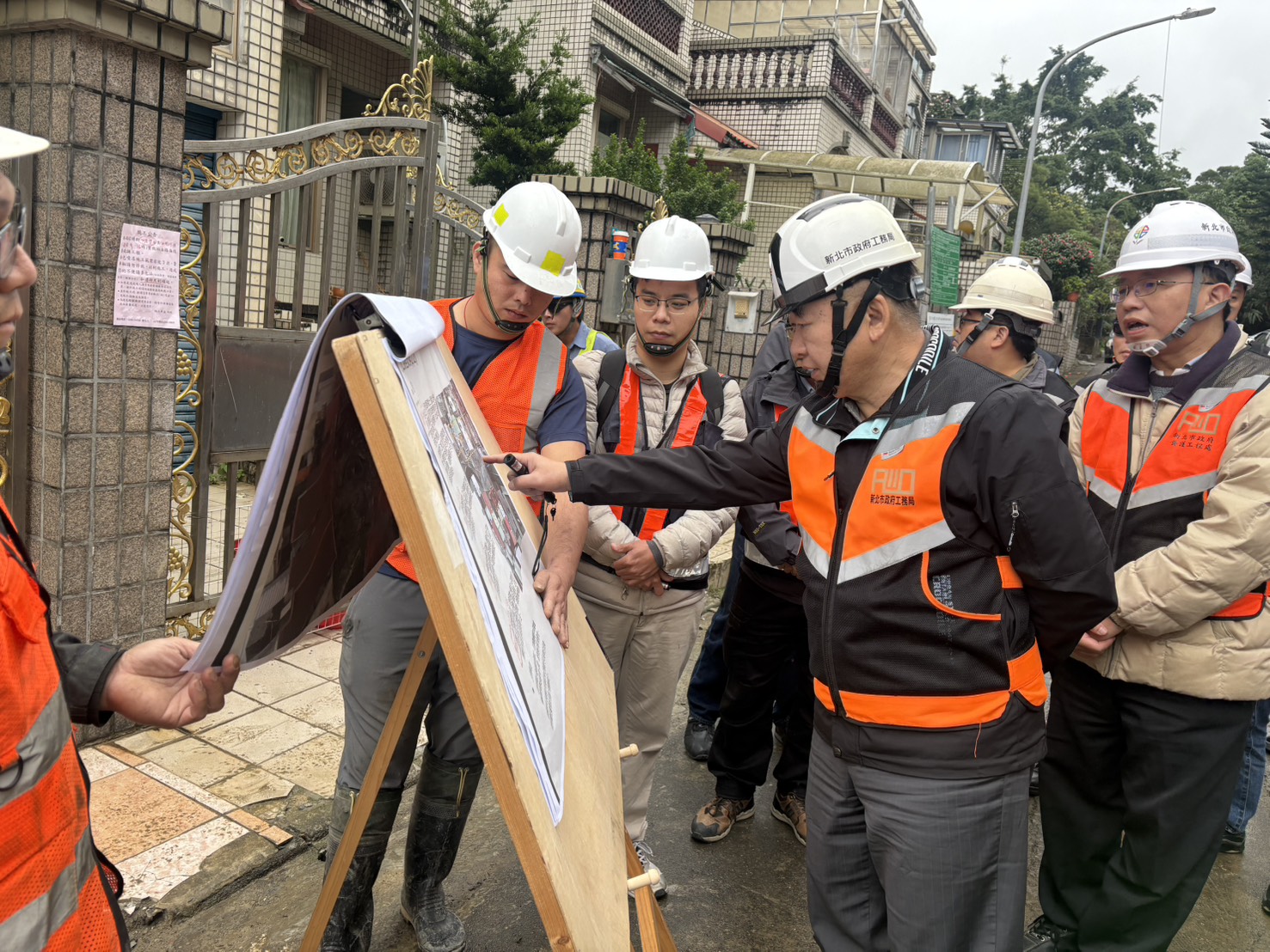 農曆春節前夕,工務局長馮兆麟(右二)巡檢工地,要求各施工單位務必落實安全防護與監測作業。