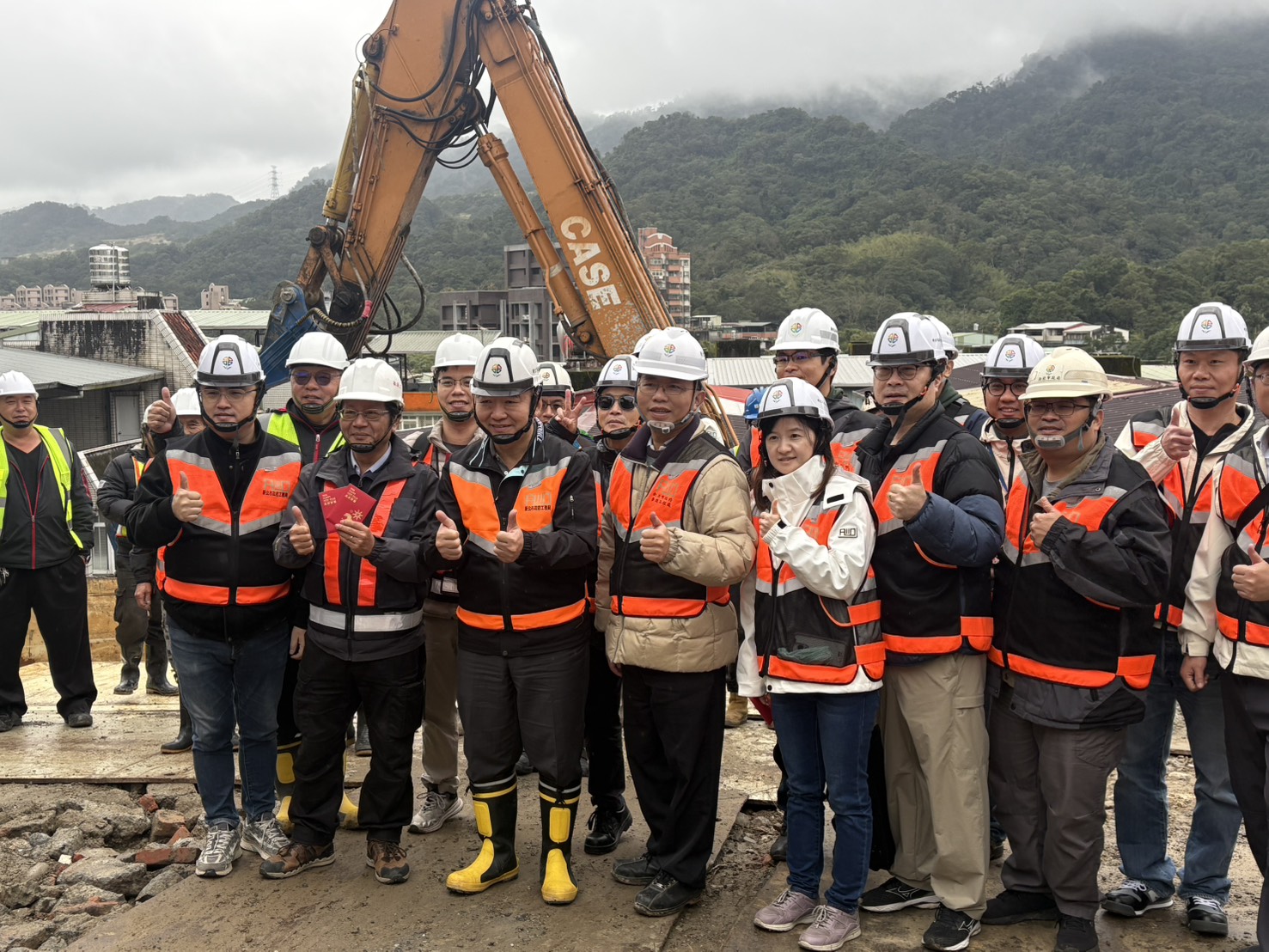 工務局長馮兆麟巡視(前排左三)工地,確認工地安全防護情形,也發放福袋與紅包慰勞辛苦的施工團隊。