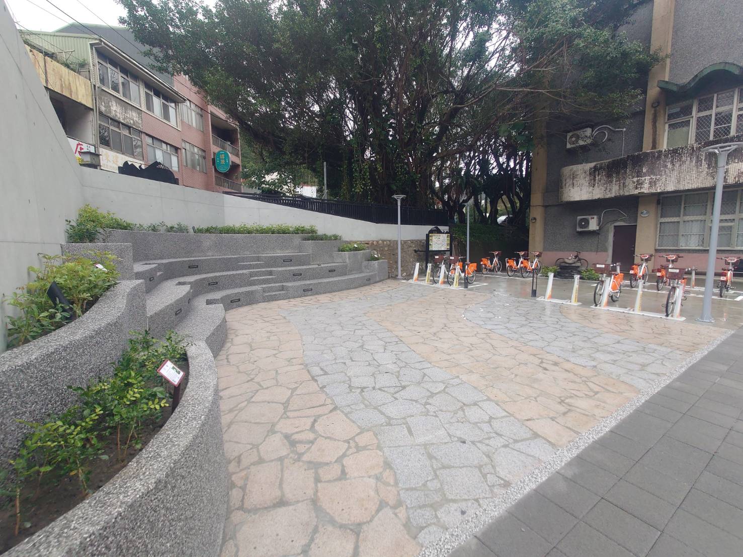 拆除隊拆除並活化坪林消防分隊舊址,融入茶園梯田意象設置休憩階梯、YouBike 2.0E電輔車租借站,成為都市轉角新亮點。