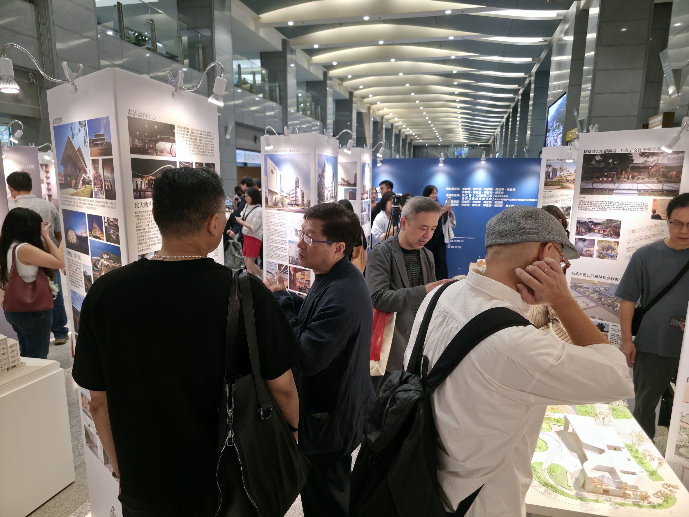 115年新北市優良建築師作品成果展,呈現不同世代建築師的設計創新,吸引許多民眾駐足觀展。