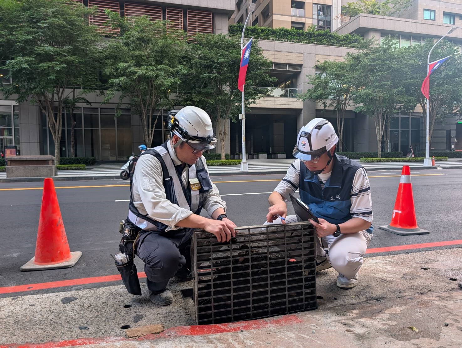 工務局派員巡檢稽查各重點工地,並要求業者清理工地周邊排水設施,確認排水暢通。