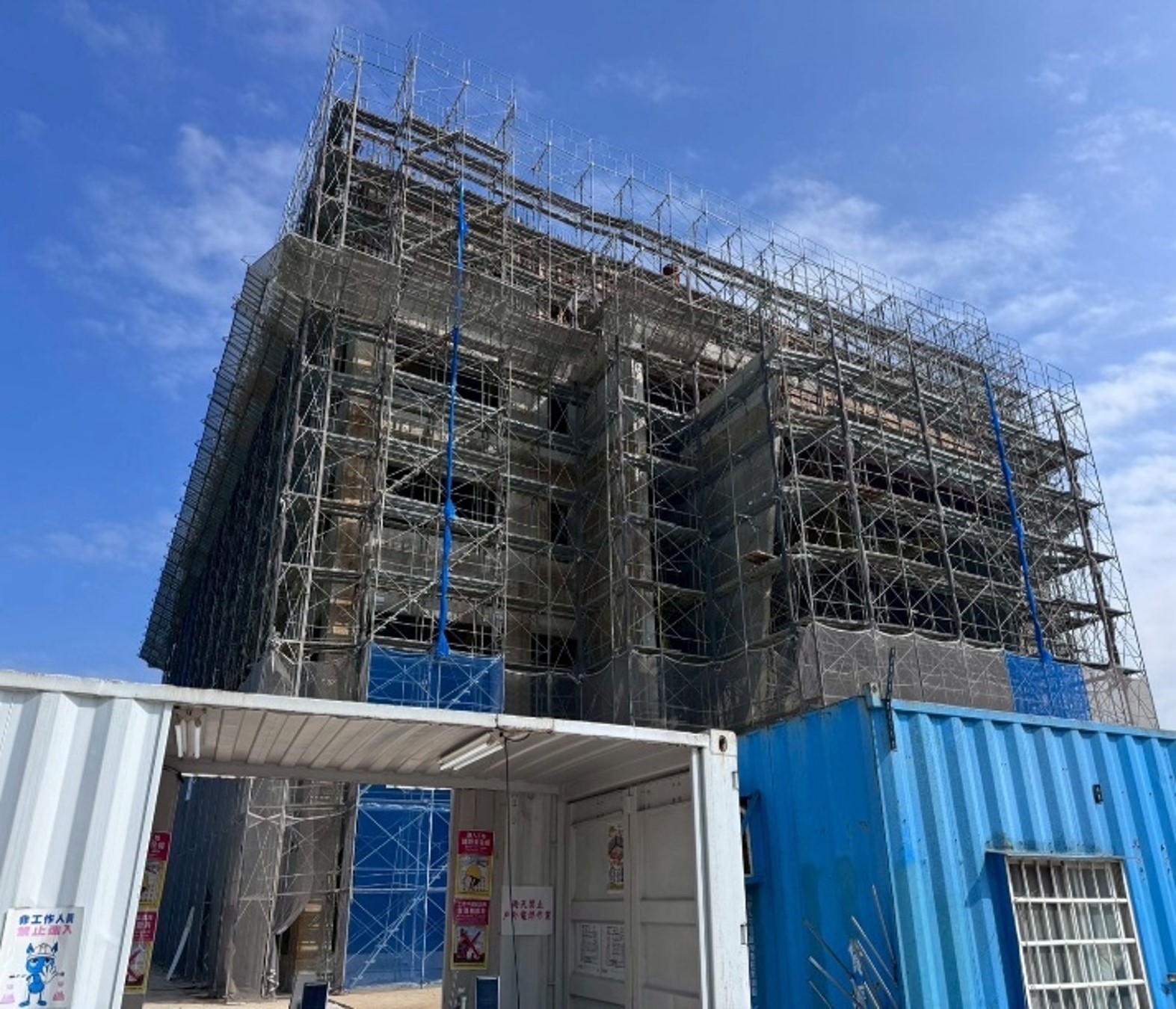 薔琵颱風持續接近,工務局已提前完成各項整備作業,要求工地鷹架圍籬加強固定等措施。